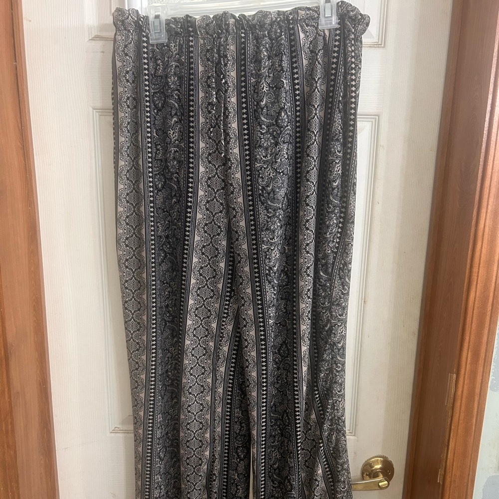 Black and Cream ladies pants. 2X
